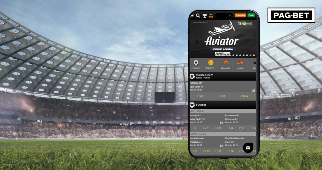 Celular com o aplicativo da Pagbet em um fundo de estádio de futebol